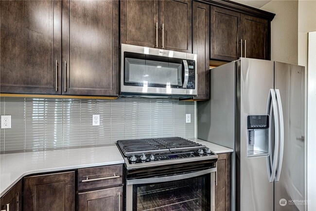 Building Photo - Duplex Style CONDO - 3 Bed 2.5b Bath Fully...