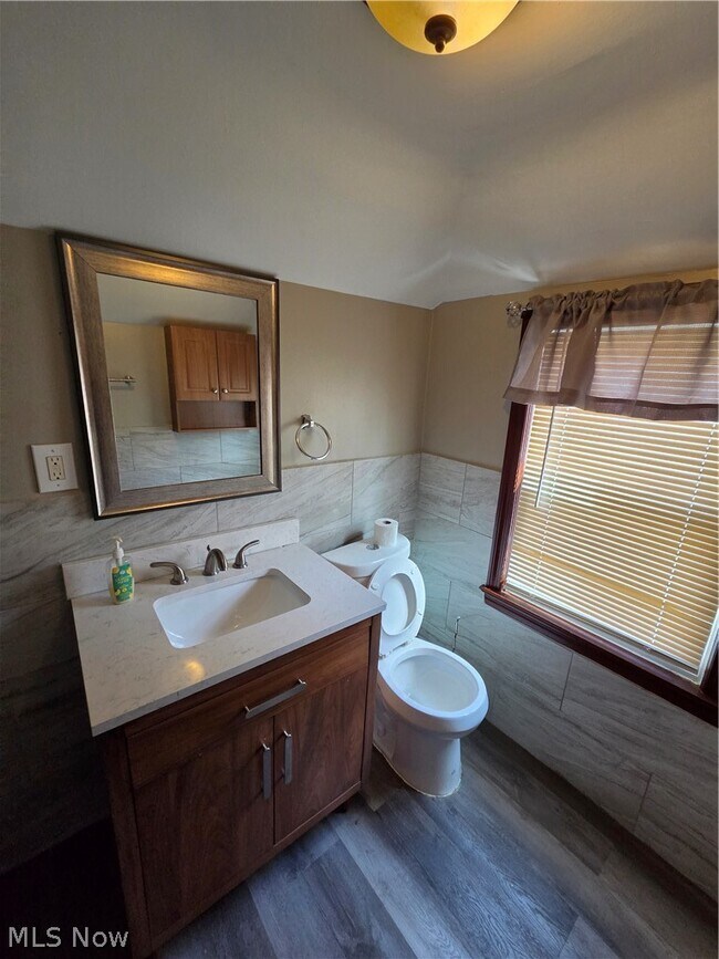 Building Photo - 1275 S Green Rd