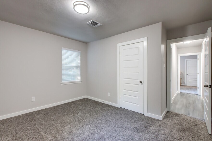 Building Photo - 3208 Northeast Dr