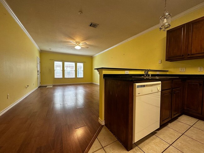 Building Photo - Spacious 2/2 Condo Minutes from Campus and...