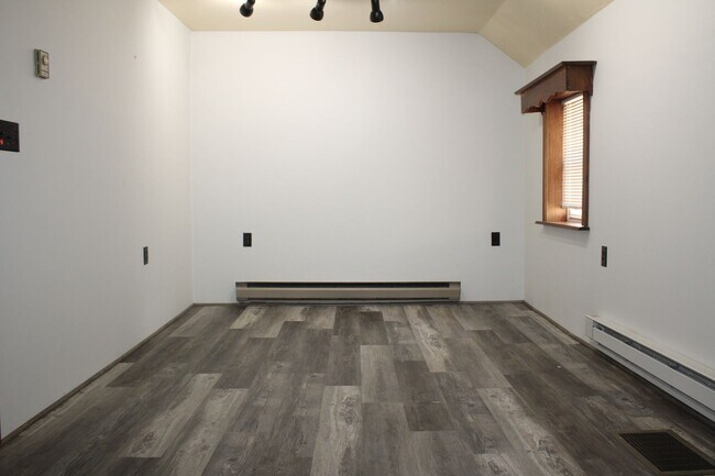 Building Photo - 10 Winter Ave