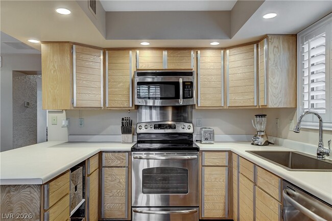 Building Photo - 3223 Pinehurst Dr