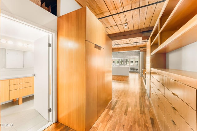 Building Photo - 530 S Hewitt St