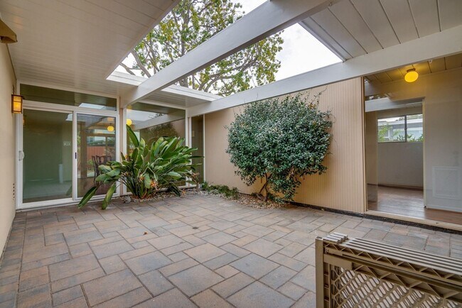 Building Photo - Updated 4 bed 2 bath Atrium Eichler in Pal...