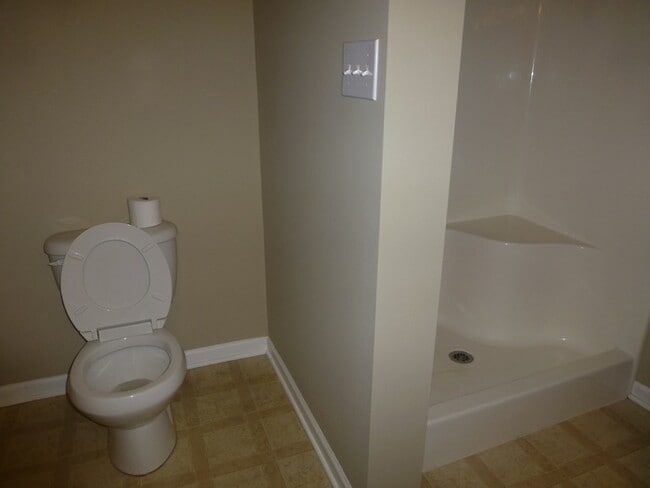 Building Photo - Spacious 3-Bed, 2-Bath Townhouse with Bonus Room & 2-Car Garage in North Knoxville