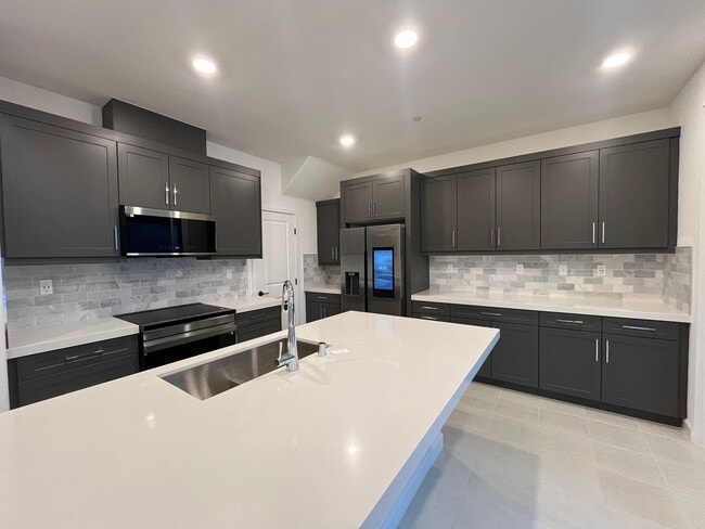 Building Photo - Welcome to modern living in the sought-after Rancho Peñasquitos neighborhood!