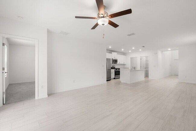 Building Photo - LIKE NEW Home For Rent in Zephyrhills!
