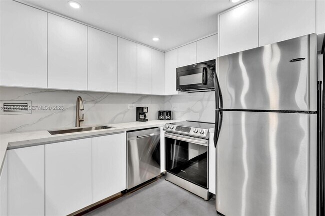 Building Photo - 2301 Collins Ave