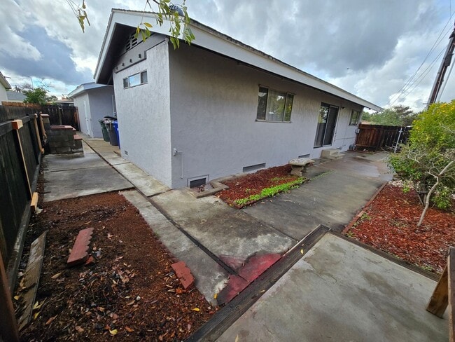 Building Photo - Spacious 3-Bedroom, 2-Bathroom Home on a Corner Lot