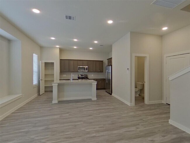 Building Photo - 9835 Willow Creek Commerce Dr