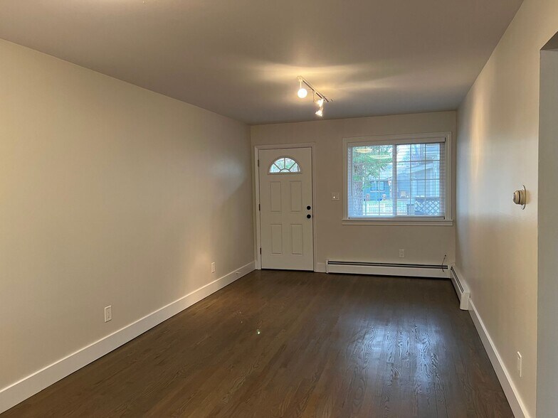 Building Photo - 2401 Walnut St