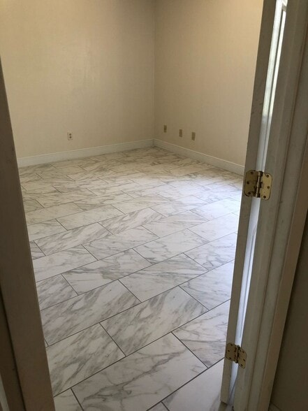 Building Photo - 290 S Old Kings Rd