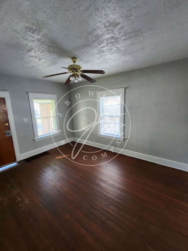 Building Photo - 3 bed 1 bath with bonus room on 1st floor
