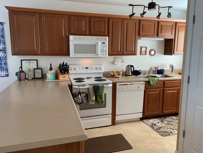 Building Photo - ALL WOOD FLOORS, LARGE BEDROOMS AND EXTRA STORAGE!