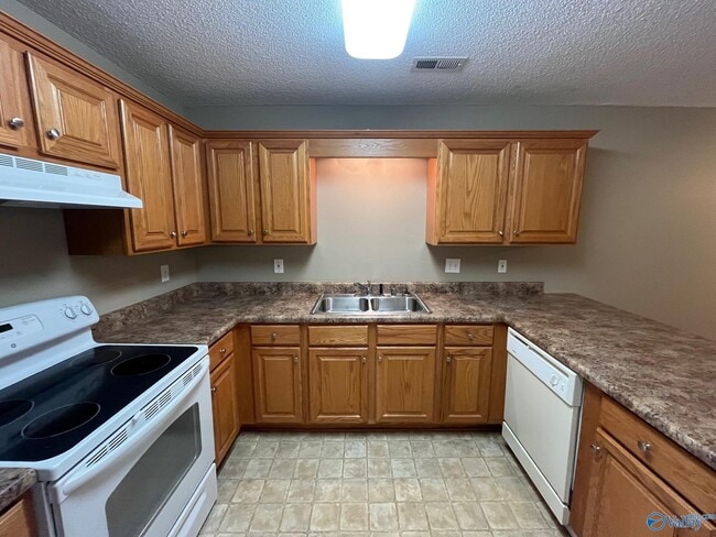 Building Photo - 3241 Fieldstone Dr SW