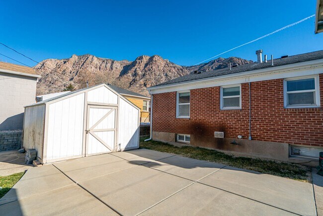 Building Photo - 3 Bed 1.5 Bath Updated Home with Private Fenced Backyard and Mountain Views