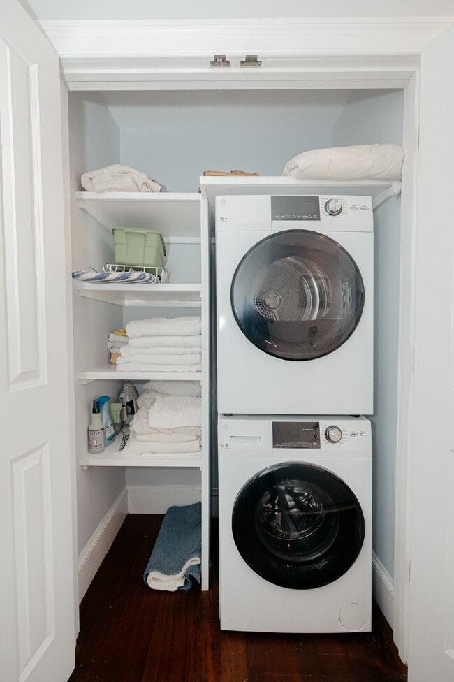 Building Photo - Downtown Retreat: Spacious 1-Bedroom Townhome in Historic Charleston!"