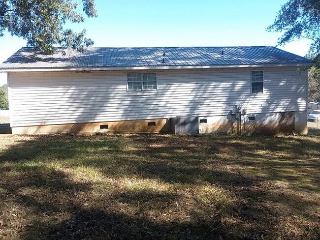 Building Photo - 3 Bedroom 2 Bathroom