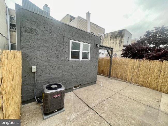 Building Photo - 2622 E Somerset St