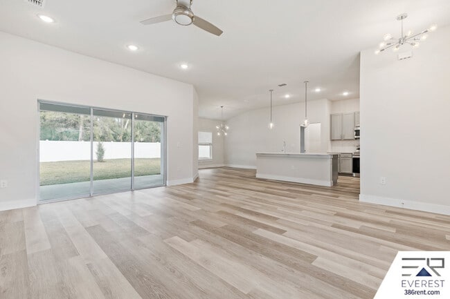 Building Photo - 71 Point of Woods Dr