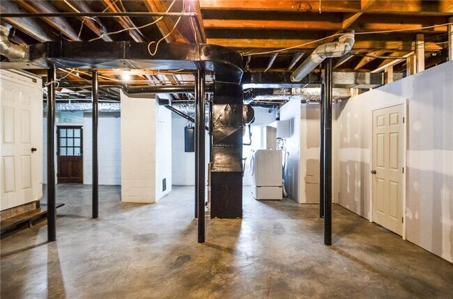 Building Photo - 2079 Street De Ville