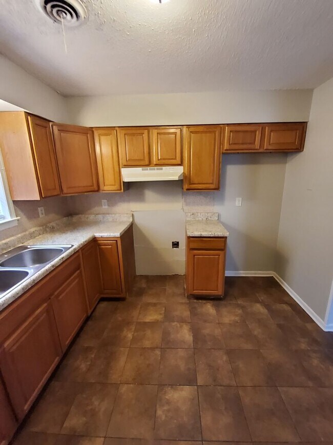 Building Photo - 3145 Briarwood Dr