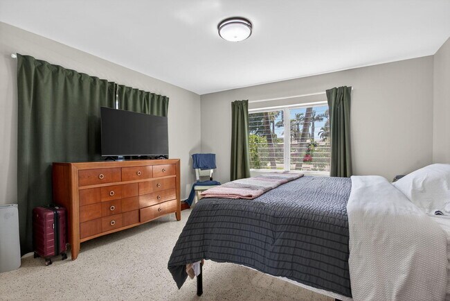 Building Photo - 2433 SE 10th St