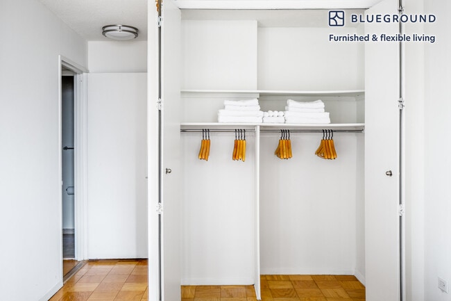 Building Photo - 245 E 40th St