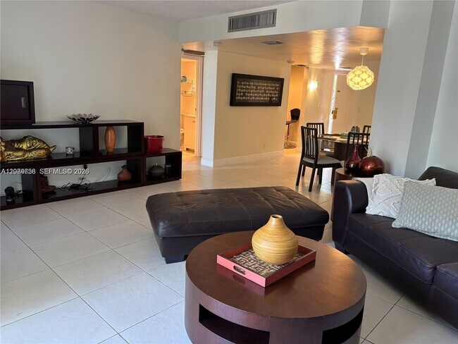 Building Photo - 3301 N Country Club Dr