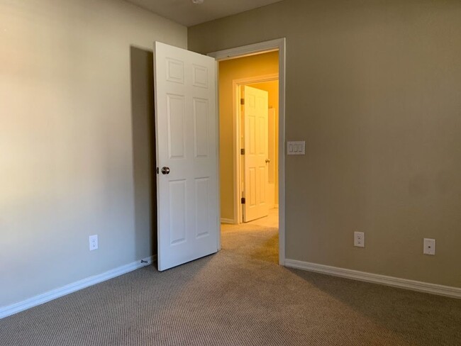 Building Photo - 4 BEDROOM PLUS LOFT, BUILT IN BBQ WITH COMMUNITY POOL