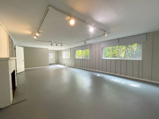 Building Photo - Lovely Lake Oswego Home with Attached Gara...