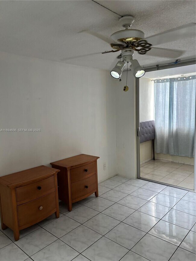 Building Photo - 211 NE 8th Ave