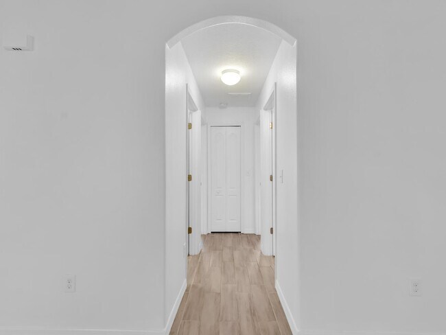 Building Photo - 1909 Hawks View Dr