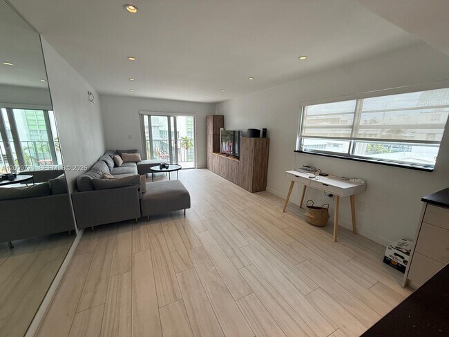 Building Photo - 1150 Collins Ave