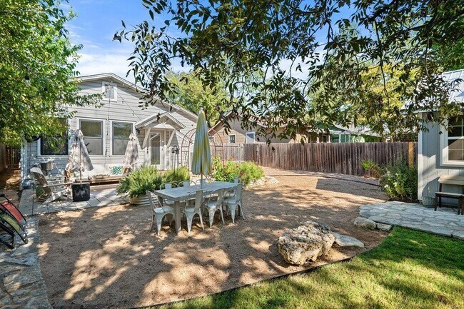 Building Photo - 4905 Duval St