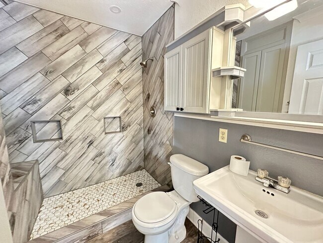 Building Photo - GORGEOUS 4/3 BROADMOOR HOME-UPDATED-MUST SEE!