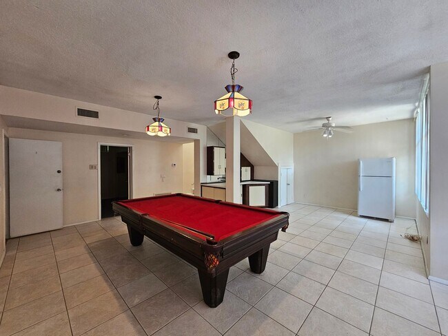 Building Photo - 6 Bedroom/3 Bath home in Black Acres