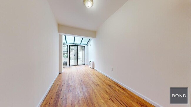 Building Photo - 255 W 93rd St