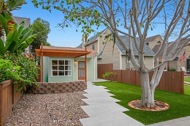 Building Photo - Upgraded 2br Coronado House, Bonus Room, Yard & Garage!