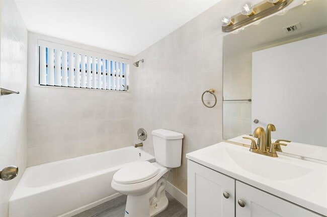 Building Photo - 650 NE 149th St