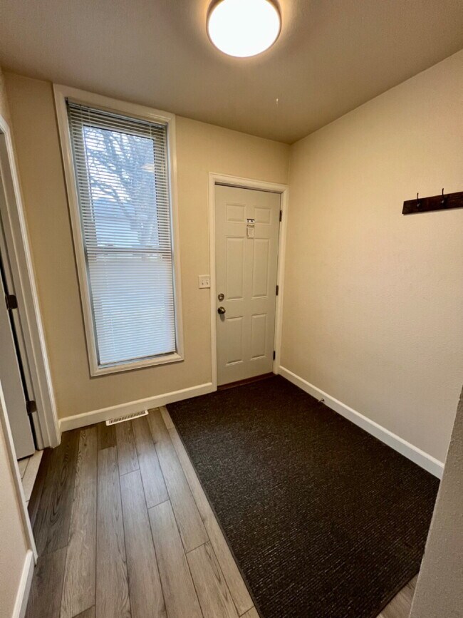 Building Photo - Renovated Short Term Rental!