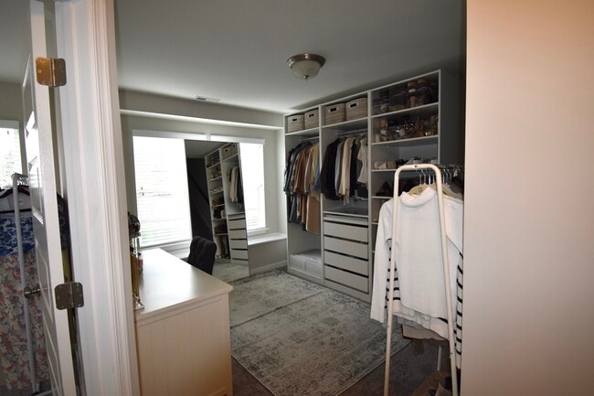 Building Photo - 8043 Rutland Village Dr