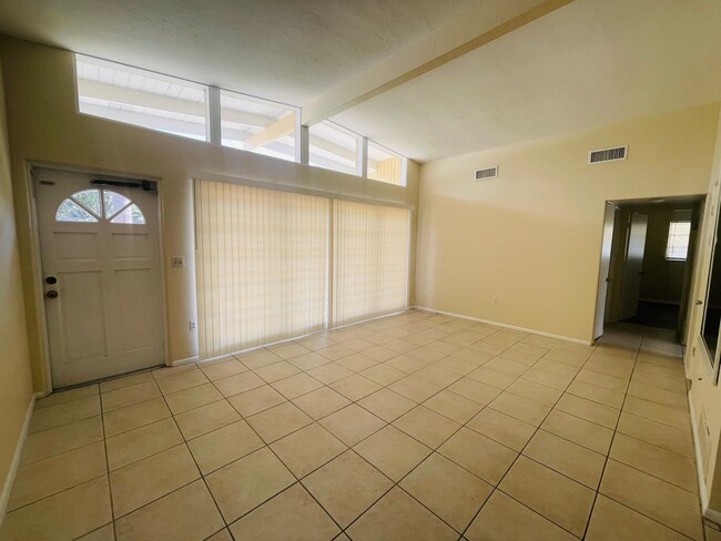 Building Photo - Spacious 2Bed/2Bath Home Avail. for Rent in Southgate Sarasota!!