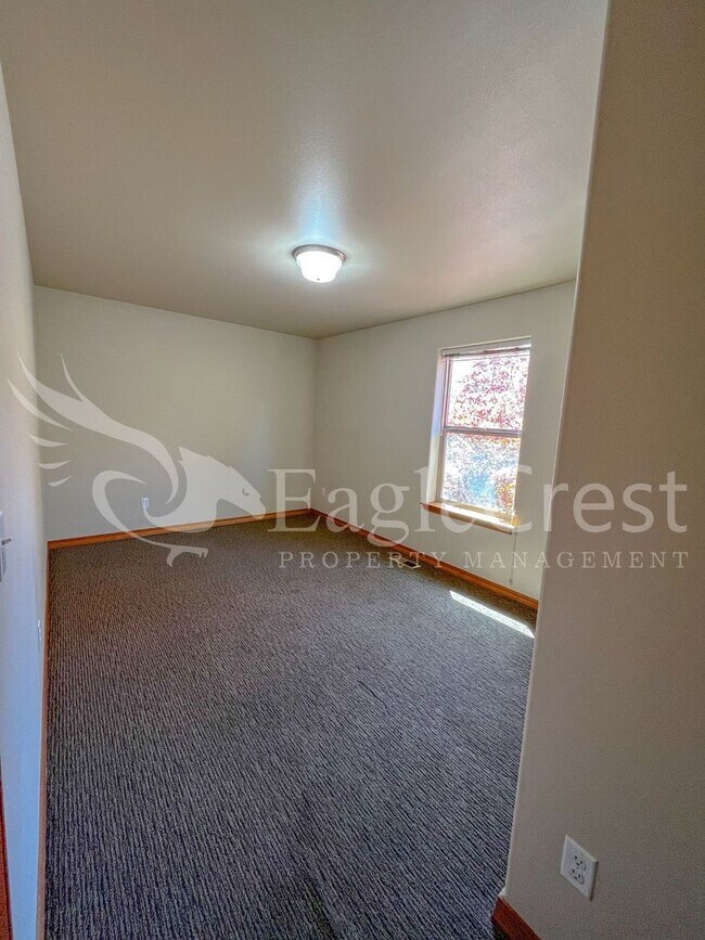 Building Photo - Large 6-Bedroom Whitman Neighborhood House; *Half Off 2nd Month Rent*