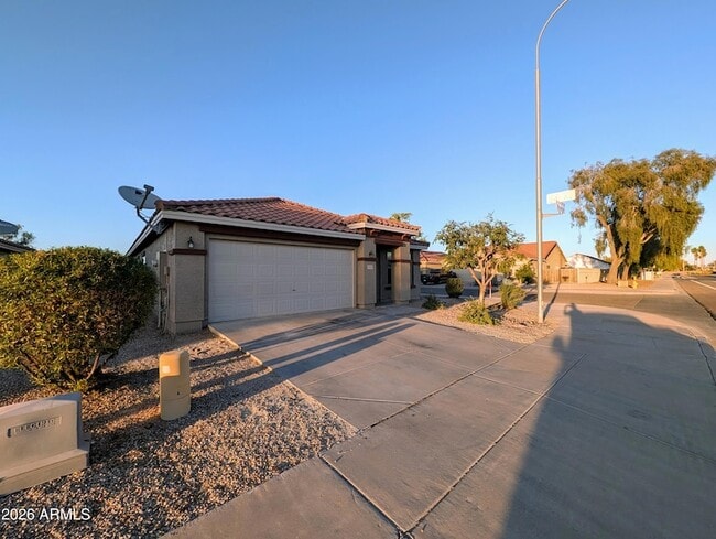 Building Photo - 2404 W Roeser Rd