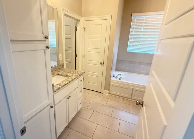 Building Photo - "Charming 3-Bed Townhouse Retreat with 2.5...
