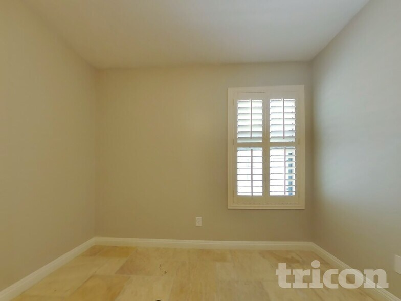 Building Photo - 7115 N 72nd Dr