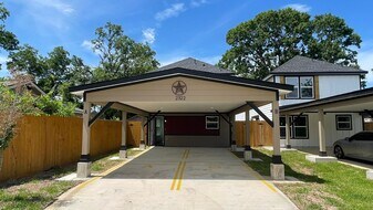 Building Photo - 2322 Wavell St