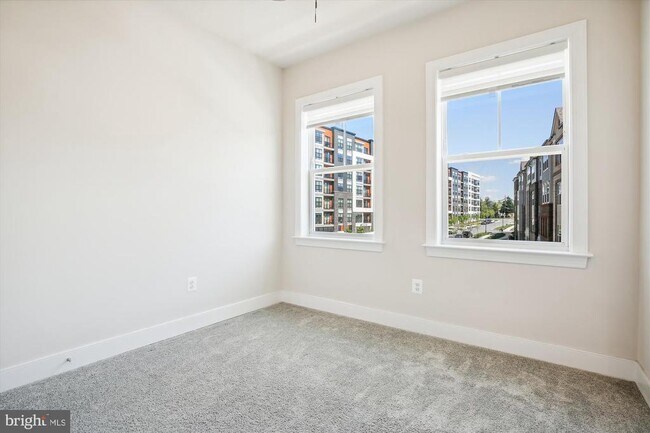 Building Photo - 909 Rockwell Ave