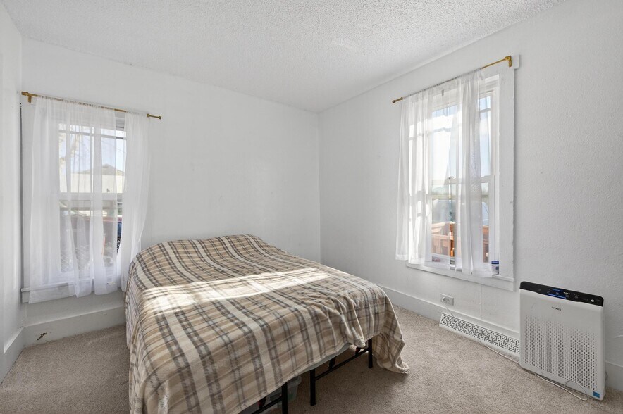 Building Photo - 307 E Oak St